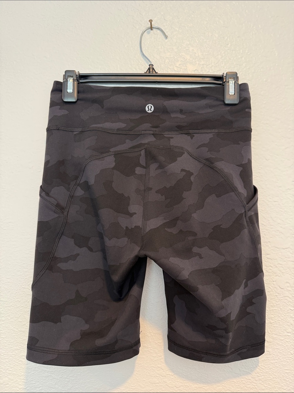 Lululemon Invigorate 8" Shorts Size 6 Black Camo Pockets